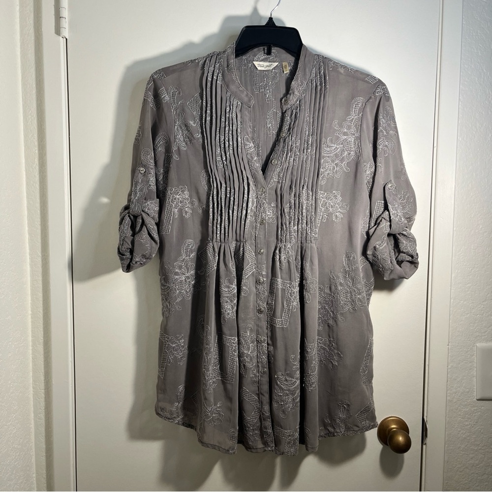 True Grit Gray Embroidered Top Floral Pleated Roll Tab Sleeves Large